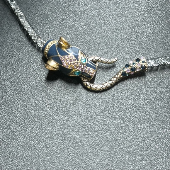 BETSEY JOHNSON SILVER CRYSTALS
FILLED MESH TEAL PANTHER HEAD
CHOKER NECKLACE 16" - Picture 5 of 10